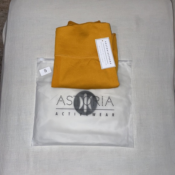 ASTORIA Active Wear. Gold leggings. NWT. - Picture 2 of 2